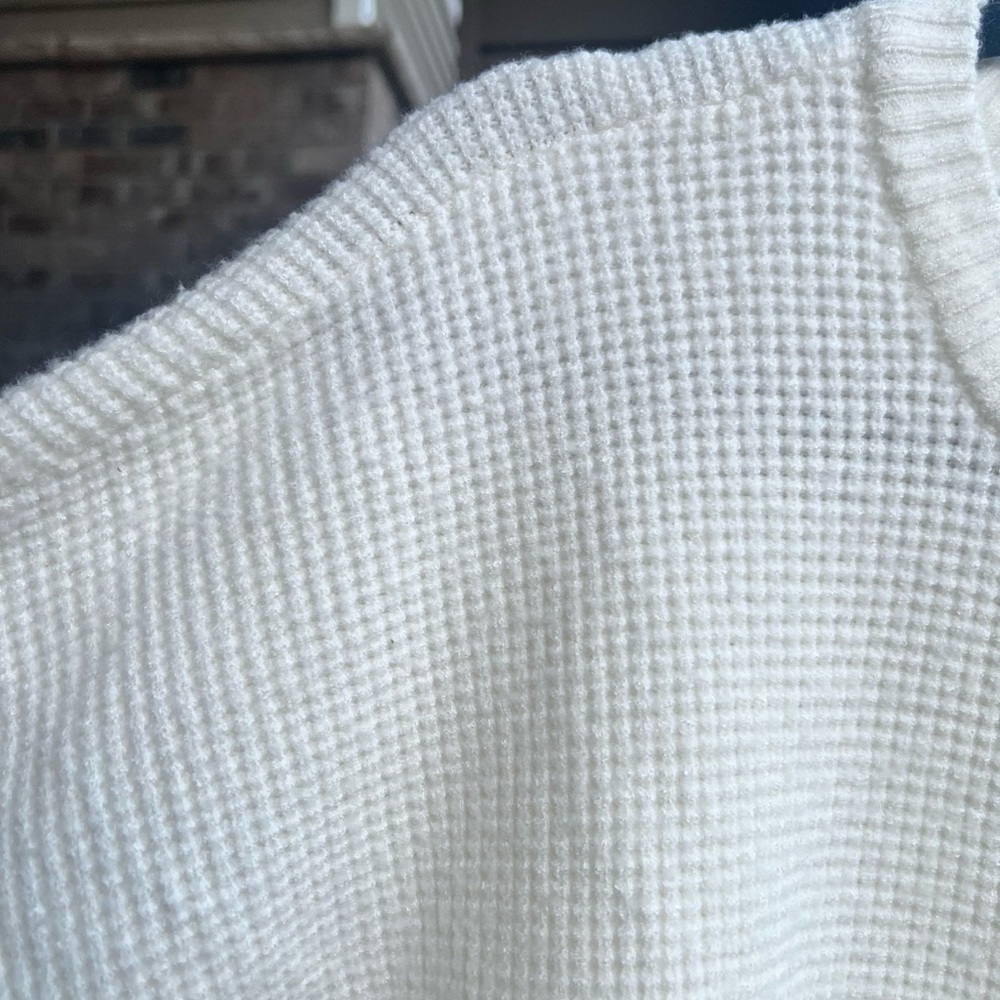 🆕 ✨ CYRUS Ivory Textured Waffle Knit Crewneck Sweater Size L Soft Cozy Classic - Picture 9 of 15